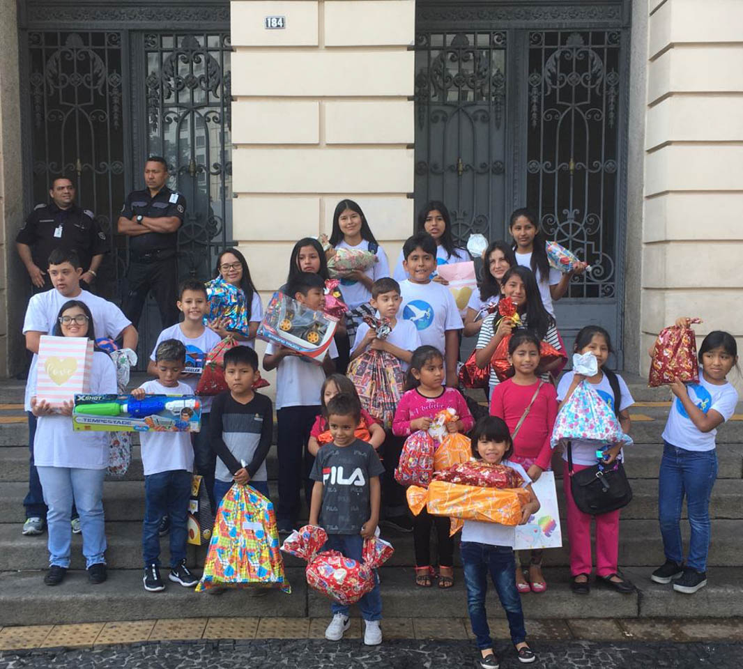 Entrega dos presentes de Natal doados pela CPTM.